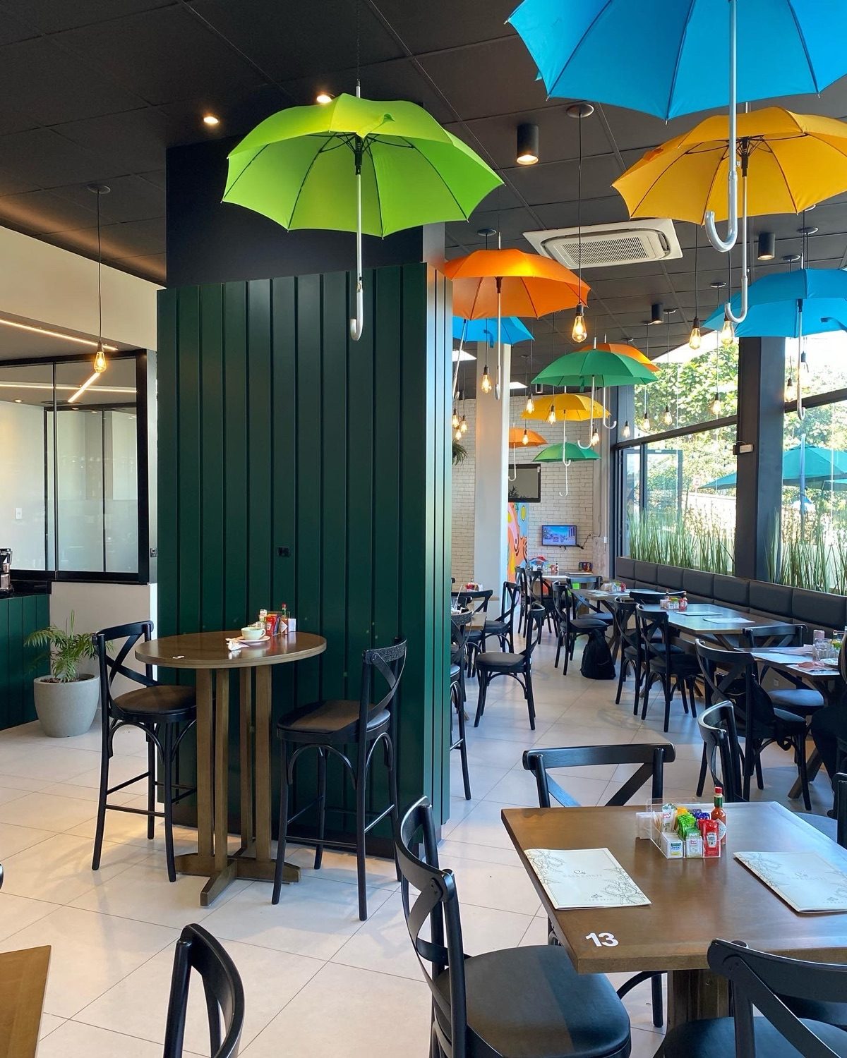 Projeto Casa Conti — cafeteria e empório por MOBID Marcenaria